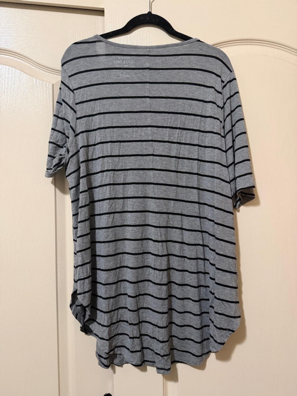 torrid Gray & Black Striped V-Neck Tee size 3 - Picture 3 of 3